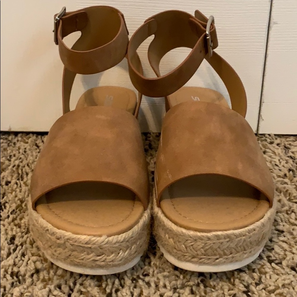 Tan platforms